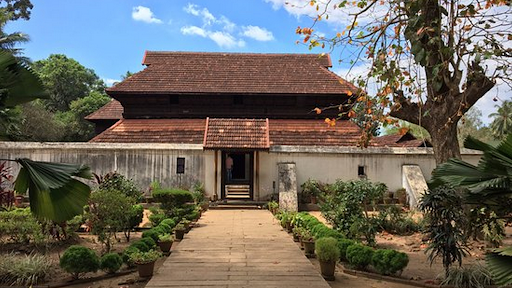 A feast for the eyes, the Krishnapuram Palace dates back to the 18th century. This palace stands out in its distinctive architecture and has a separate museum that showcases Kerala’s royal history.