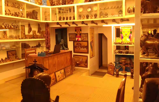 Located in Mullackal, Pulickattil Handicrafts can be your go-to destination for exquisite souvenirs. The range is diverse and the quality is exceptional. From small keepsakes to larger decorative pieces, there is something for everyone.