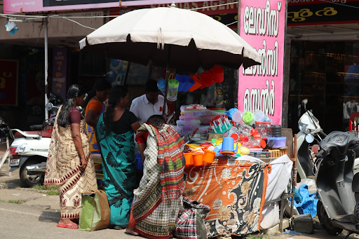 Location: Mullakkal Street One of the oldest and busiest markets in Alleppey, Mullakkal Street Market is a must-visit for anyone with a love for traditional handicrafts. Shops line the narrow lanes and offer a multitude of products, including coir items, coconut shells, handmade crafts, brassware, Kathakali masks, and aromatic spices. The lively atmosphere, and the scent of freshly ground spices, make this market an attractive draw for tourists and locals alike.