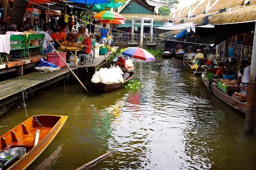 Location: Along Alleppey’s waterways The floating markets of Alleppey are unique to Alleppey, a mini economic zone where vendors sell fresh produce and handmade goods from boats gliding along the waterways. These markets highlight the resourcefulness of the locals, showcasing their deep-rooted connection to the water and a canal-centered way of life.