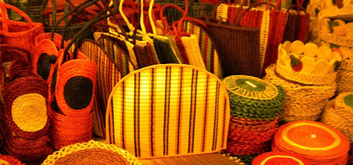 Alleppey is renowned for its coir industry. Here, coconut husks are processed and then turned into a variety of durable products. Visitors can buy beautifully crafted coir mats, rugs, and intricate sculptures, and add to their collections of souvenirs even as they support the local handicrafts industry.