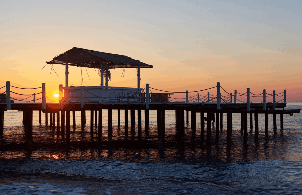 Alleppey Beach is perfect for those seeking rejuvenation with quiet walks and beach picnics. You can also choose to do nothing except watch local fishermen at work. Adventurous visitors can try parasailing or jet skiing, especially during the annual beach festival held in April. For a more laid-back experience, rent a bicycle and explore the coastline, or simply grab a coconut, drink from it, and cherish the Alleppey sunset beach views.